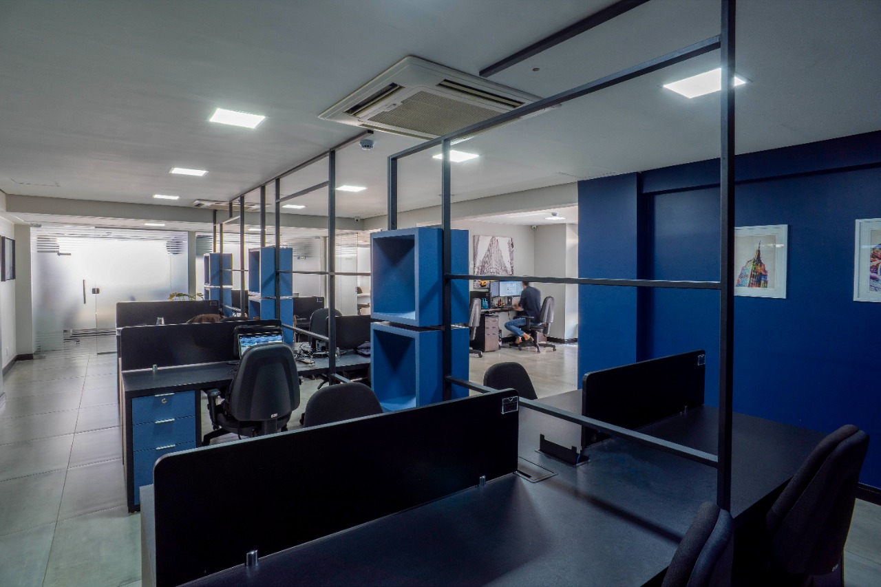 Espaço moderno do Vista Offices com estações de trabalho e divisórias de vidro